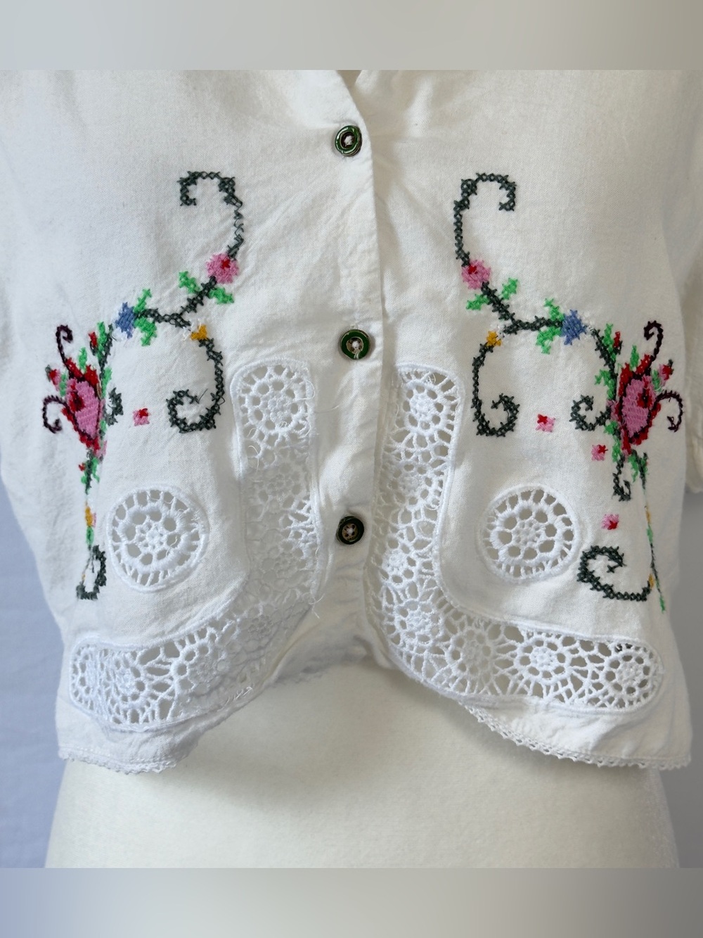 Urban Outfitters Cropped Top M Cross Stitch Floral Crochet Lace Cottagecore - Picture 5 of 16